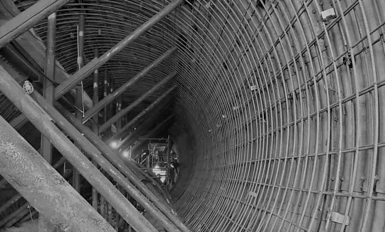 Pose d’acier d’armature et de treillis pour le béton armé